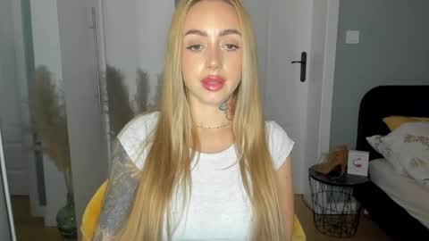 Snapshot of sexy_coralie chatting on 06-11-26, 01:53 C o r a l i e online show from 06-11-26, 01:53