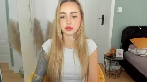 Snapshot of sexy_coralie chatting on 06-25-26, 07:13 C o r a l i e online show from 06-25-26, 07:13