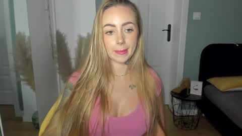 Snapshot of sexy_coralie chatting on 06-26-26, 07:24 C o r a l i e online show from 06-26-26, 07:24
