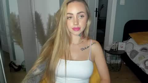 Snapshot of sexy_coralie chatting on 06-29-26, 01:33 C o r a l i e online show from 06-29-26, 01:33