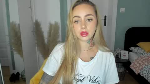Snapshot of sexy_coralie chatting on 07-14-26, 01:28 C o r a l i e online show from 07-14-26, 01:28