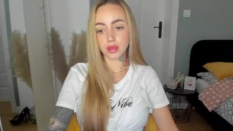 Snapshot of sexy_coralie chatting on 07-16-26, 07:03 C o r a l i e online show from 07-16-26, 07:03