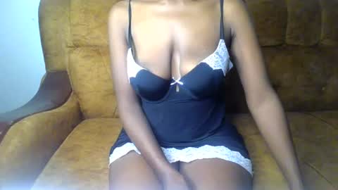 Snapshot of sexy_ellahh chatting on 06-30-26, 01:06 Ellahh online show from 06-30-26, 01:06