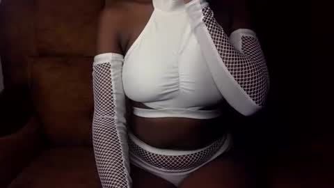 Snapshot of sexy_ellahh chatting on 07-11-26, 12:57 Ellahh online show from 07-11-26, 12:57