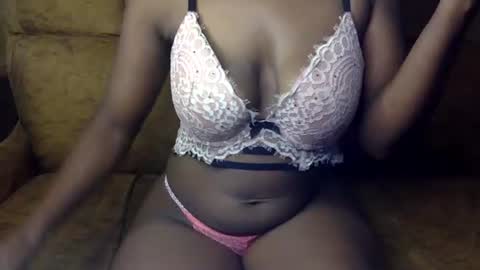 Snapshot of sexy_ellahh chatting on 07-14-26, 11:05 Ellahh online show from 07-14-26, 11:05