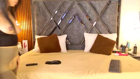 Dafne online show from 12-17-25, 07:31