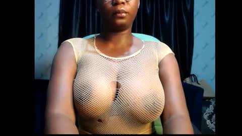 Snapshot of sexy_pearl12 chatting on 02-12-25, 07:02 zoe online show from 02-12-25, 07:02