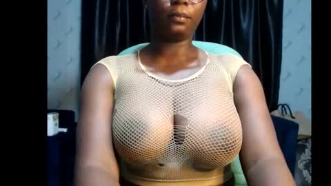 Snapshot of sexy_pearl12 chatting on 02-12-25, 06:40 zoe online show from 02-12-25, 06:40