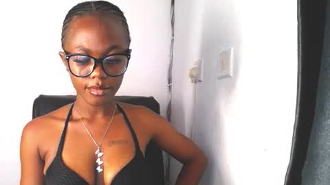 Snapshot of sexy_slimebony chatting on 10-25-25, 01:24 Rae online show from 10-25-25, 01:24