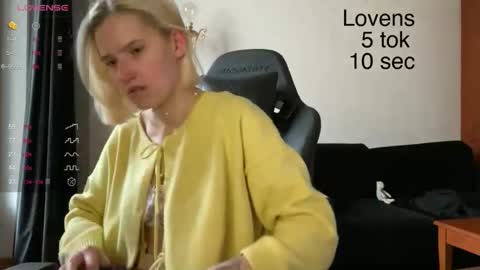 Snapshot of sexy_sweets chatting on 10-23-25, 09:41 Sexy-Sweets online show from 10-23-25, 09:41