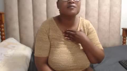 Snapshot of sexybustyxx chatting on 09-23-25, 06:33 sexybustyxx online show from 09-23-25, 06:33