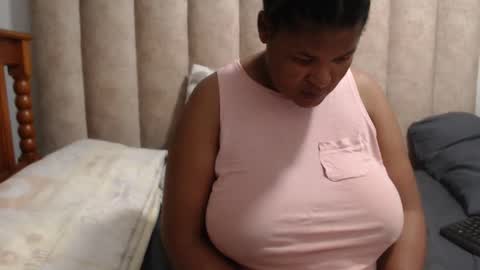 Snapshot of sexybustyxx chatting on 10-07-25, 06:38 sexybustyxx online show from 10-07-25, 06:38