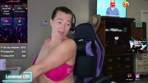 Snapshot of sexydistraction1 chatting on 06-24-26, 01:43 SexyDistraction online show from 06-24-26, 01:43