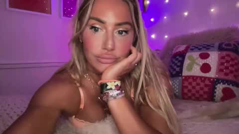 Snapshot of sexygoodvibebabe69 chatting on 06-10-26, 11:09 Ashley Love online show from 06-10-26, 11:09