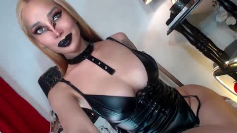 Snapshot of sexylusty2258 chatting on 01-03-25, 03:05 Queen Sofia online show from 01-03-25, 03:05