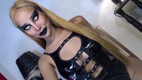 Snapshot of sexylusty2258 chatting on 03-12-25, 01:47 Queen Sofia online show from 03-12-25, 01:47