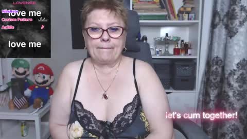 Snapshot of sexylynette4u chatting on 10-27-25, 10:41 sexylynette4u online show from 10-27-25, 10:41