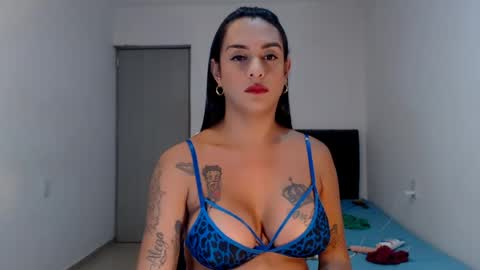 Snapshot of sexynatalia25 chatting on 06-27-26, 01:50 Natalia Duran online show from 06-27-26, 01:50