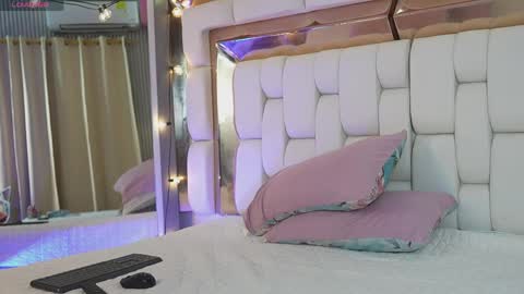 Snapshot of sexysister_ chatting on 04-25-26, 12:30 Kendall online show from 04-25-26, 12:30