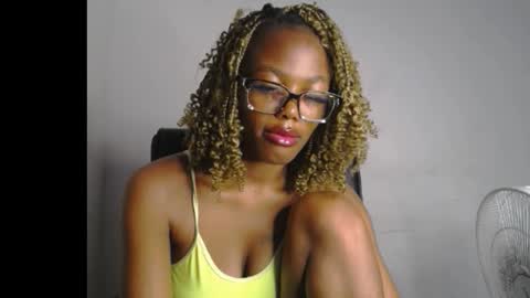 Snapshot of sexyslim_ebony chatting on 02-18-26, 07:15 Darkskinned Rae online show from 02-18-26, 07:15