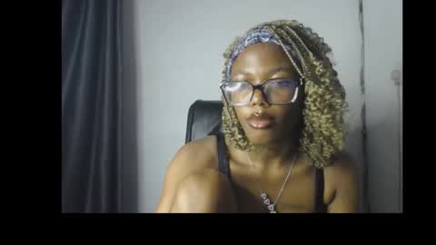 Snapshot of sexyslim_ebony chatting on 02-24-26, 10:30 Darkskinned Rae online show from 02-24-26, 10:30