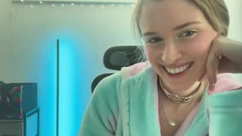 Snapshot of shadebabe chatting on 05-31-26, 06:09 shadebabe online show from 05-31-26, 06:09