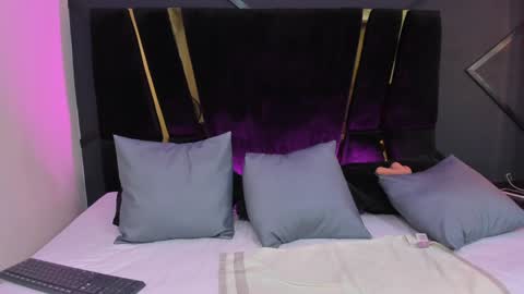 Shaina Vasquez online show from 01-22-25, 04:23