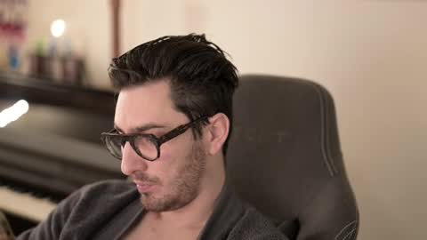 Snapshot of shape80 chatting on 12-18-25, 07:31 frenchy boy online show from 12-18-25, 07:31