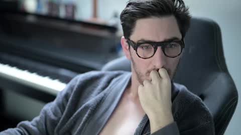 Snapshot of shape80 chatting on 12-19-25, 09:05 frenchy boy online show from 12-19-25, 09:05