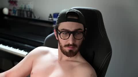 Snapshot of shape80 chatting on 02-08-26, 08:18 frenchy boy online show from 02-08-26, 08:18