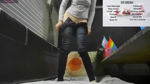 Snapshot of sharkysimon chatting on 11-11-25, 03:39 sharkysimon online show from 11-11-25, 03:39