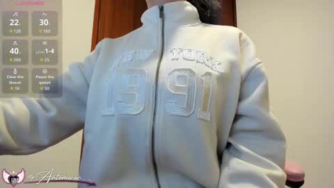 Snapshot of sharpay_evans chatting on 01-12-26, 10:53 Antonia online show from 01-12-26, 10:53