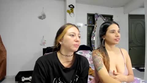 Snapshot of sheandhex chatting on 09-22-25, 08:33 katrin and Aaron online show from 09-22-25, 08:33