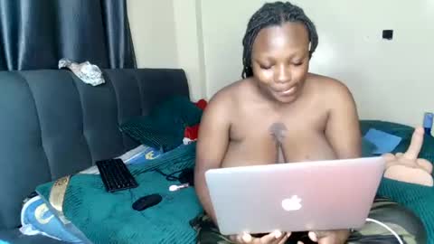 shee13 online show from 12-22-25, 02:19