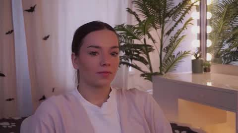 Snapshot of shelbymoravek chatting on 11-05-25, 06:24 Bella online show from 11-05-25, 06:24