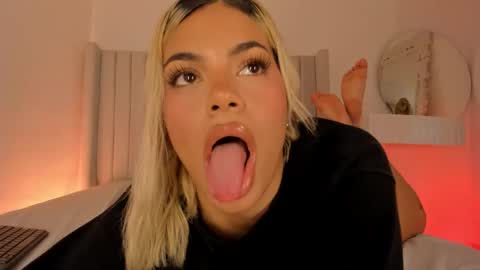 shelynna_azzul online show from 03-24-26, 07:52