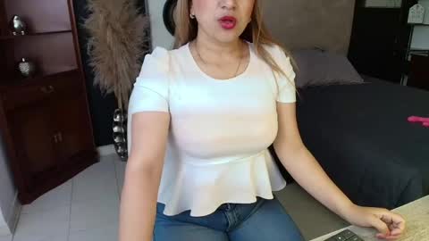 Snapshot of sheryl_jones chatting on 05-19-26, 01:06 sheryl_jones online show from 05-19-26, 01:06