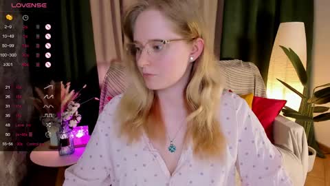 Snapshot of sheslinki chatting on 06-08-26, 08:48 Hello guys my name is Aemilia online show from 06-08-26, 08:48