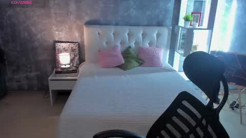 Snapshot of shiny_lisss chatting on 06-15-26, 01:30 Lisa online show from 06-15-26, 01:30