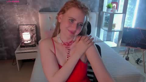 Snapshot of shiny_lisss chatting on 06-15-26, 01:35 Lisa online show from 06-15-26, 01:35