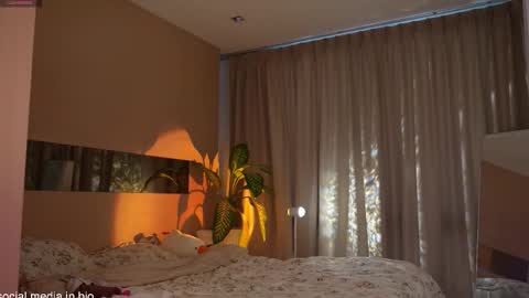 Snapshot of shinyways chatting on 10-20-25, 02:56 Melissa online show from 10-20-25, 02:56