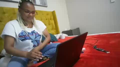 Snapshot of shotofmocha chatting on 09-19-25, 04:40 shotofmocha online show from 09-19-25, 04:40