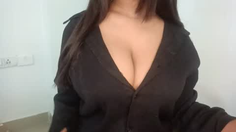 Snapshot of shreya_07 chatting on 06-18-26, 02:01 shreya_07 online show from 06-18-26, 02:01