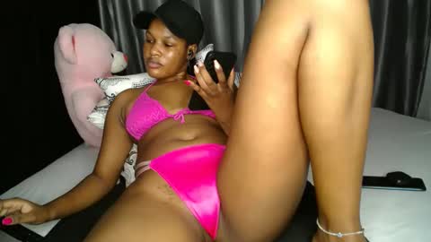 Snapshot of shugacubee chatting on 02-14-25, 02:28 EVA online show from 02-14-25, 02:28