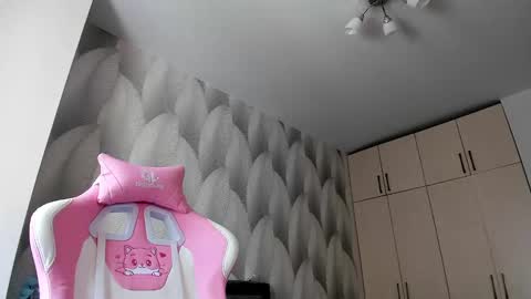 Mika online show from 02-21-25, 06:40