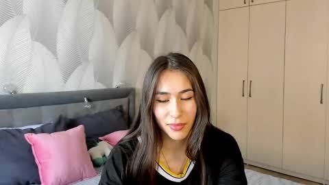 Mika online show from 02-24-25, 08:06