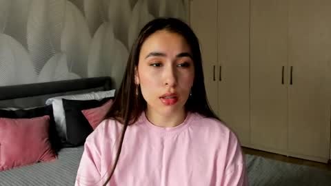 Mika online show from 04-19-26, 03:50