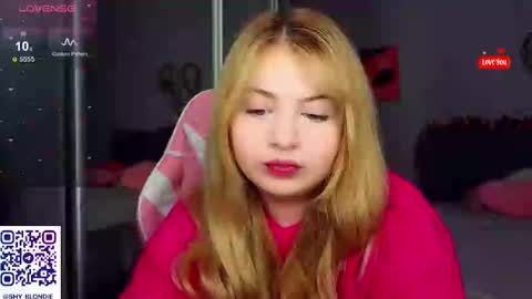 Snapshot of shy_blondiee chatting on 01-31-25, 10:52 Molly online show from 01-31-25, 10:52