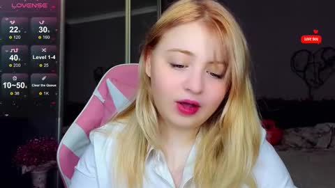 Snapshot of shy_blondiee chatting on 02-20-25, 12:08 Molly online show from 02-20-25, 12:08