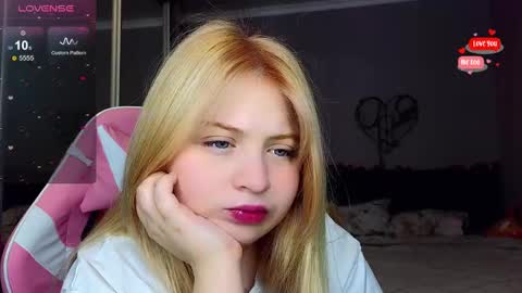 Snapshot of shy_blondiee chatting on 02-22-25, 12:05 Molly online show from 02-22-25, 12:05